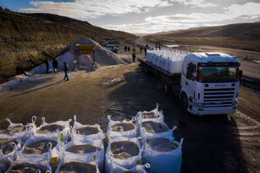 Santa Cruz concretó el envío de mil toneladas de sal a la Municipalidad de Ushuaia