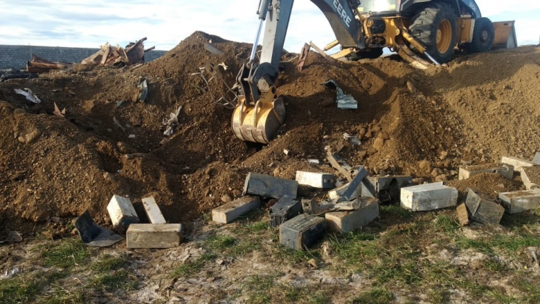 Concesionaria de Río Grande enterraba baterías de autos en un predio y fue multada