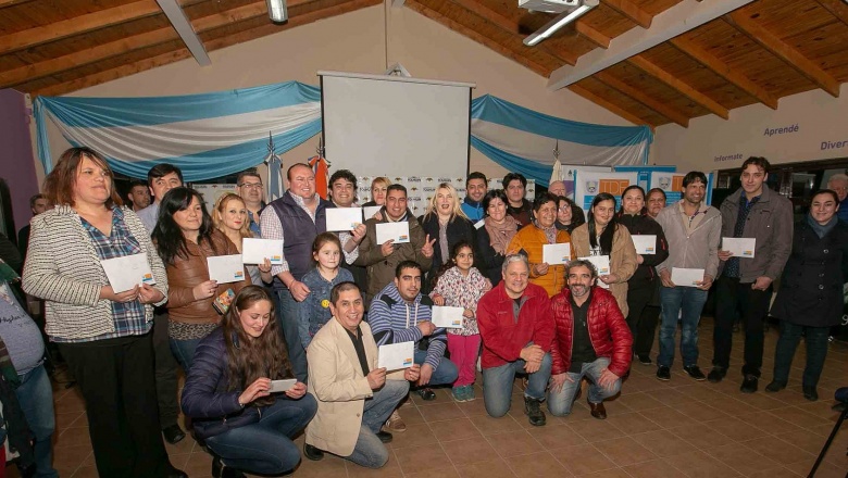 La gobernadora Bertone entregó nuevos subsidios y finales de obra a vecinos de Tolhuin
