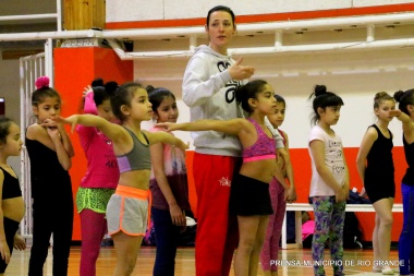 Deportista olímpica capacita a las alumnas de gimnasia rítmica