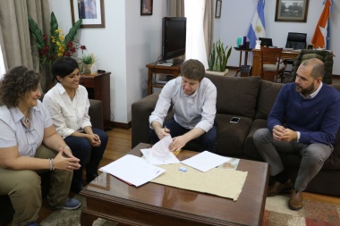Melella firmó un acuerdo para crear el “Aula Samsung” más austral del país