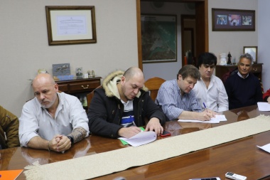 Asignaciones familiares: Melella encabezó la firma de un amparo colectivo