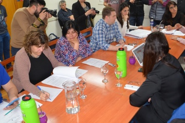 Veto al congelamiento de impuestos: Mora está a favor y volvió a reclamar por deuda del Gobierno