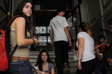 Los adolescentes argentinos sufren altos niveles de jet lag social debido al horario escolar