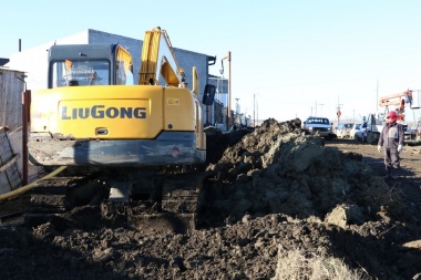 Avanzan las obras de tendido de red de gas, agua y cloacas para chacras de la Margen Sur