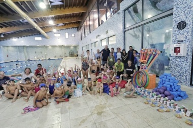 En Ushuaia, la Municipalidad entregó equipamiento a escuelas de voley y natación