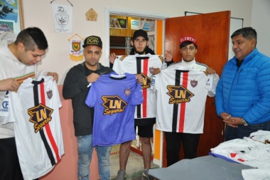 Arcando entregó camisetas de Chacarita Juniors al club Chacra IV