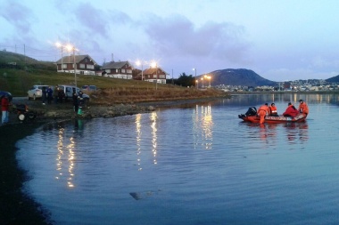 Toman las últimas muestras de agua para encarar la remediación de Bahía Encerrada