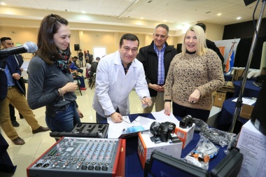 Bertone entregó computadoras, y equipos de laboratorio a escuelas de Río Grande