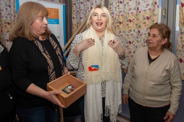 Bertone entregó maquinarias y herramientas a hilanderas artesanales