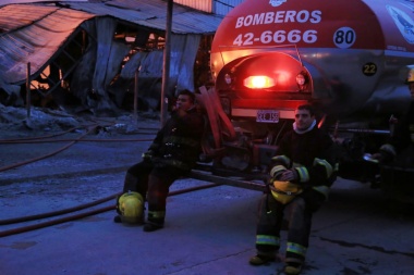 Devastador incendio: trece bomberos ingresaron a la guardia del Hospital Regional Río Grande