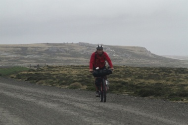 Malvinas: la historia del argentino que recorrió las islas en bici y compartió una cena en la casa de un kelper