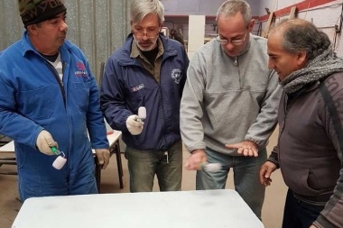 Un grupo de veteranos de Malvinas arreglan mesas y sillas en escuelas de Quilmes