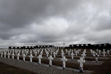 Denuncian que un soldado caído en Malvinas aparece en dos tumbas a la vez