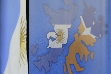Bertone reprochó declaraciones de Faurie: "La diplomacia no puede incurrir en equívocos"