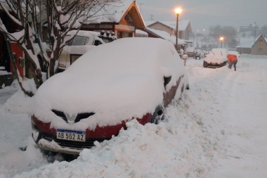 Nieve en Ushuaia: cuadrillas arrancan desde la madrugada para despejar las calles