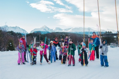 Chicos de las juegotecas municipales disfrutaron de la nieve y el esqui de fondo
