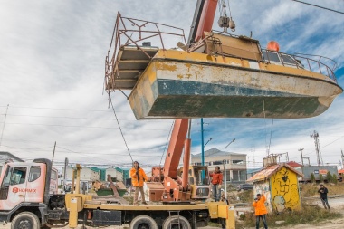 Removieron una embarcación ubicada en la zona de la Avenida Héroes de Malvinas