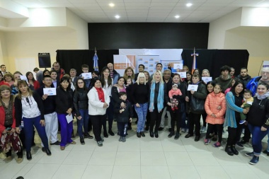 "Llegó el gas": Bertone entregó subsidios a 42 familias de Río Grande