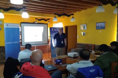 ANAC realiza un taller para instructores de pilotos en el Aeroclub de Río Grande