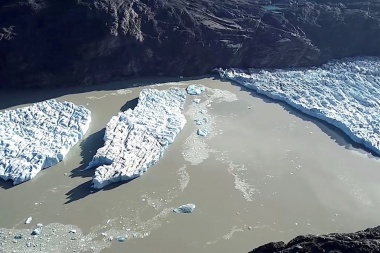 Dos “islas” hielo se separaron del glaciar Grey en Torres del Paine