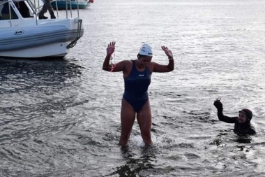 "La Sirena de Hielo": nadadora chilena cruzó este domingo el Canal Beagle