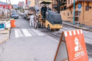 Iniciaron obras de bacheo y repavimentación en calles transversales del centro de Ushuaia