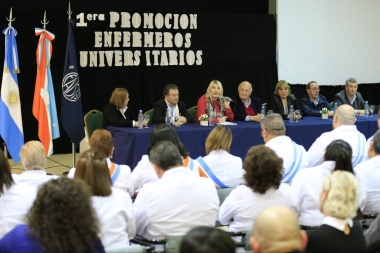 Los primeros 20 enfermeros universitarios egresados recibieron sus diplomas