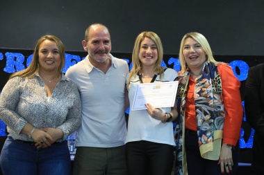 Bertone entregó certificados a egresados del Centro de Formación Laboral "Dr. Manuel Belgrano"