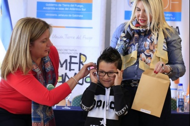 Bertone encabezó una nueva entrega de anteojos a niños y adolescentes de Río Grande