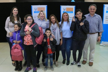 La gobernadora Bertone entregó kits escolares a 15.000 niños y adolescentes de la provincia