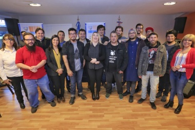 Bertone entregó material y equipamiento de trabajo a artistas de Río Grande