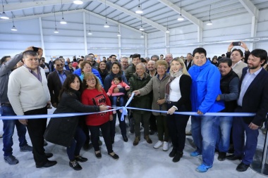 Bertone participó de la inauguración del SUM de la asociación de taxis de Río Grande