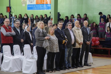 Bertone participó del 25° aniversario del Colegio Monseñor Aleman de Ushuaia