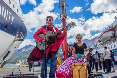 Con tres cruceros en puerto, Ushuaia recibió a tres mil turistas con un show de folklore
