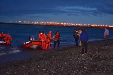 Prefectura rescató a dos pescadores atrapados por la marea en el río Grande