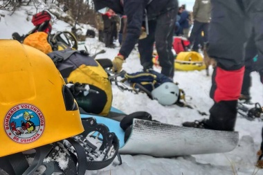 Rescatistas trabajan contra reloj para ubicar a una mujer que cayó en la grieta de un glaciar