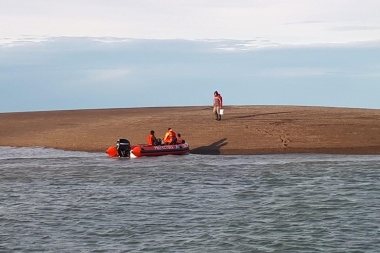 Prefectura rescató a un pescador atrapado en un banco de arena