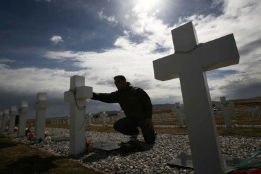 Rosarios y rosas blancas de tela, las ofrendas para los soldados identificados en Malvinas