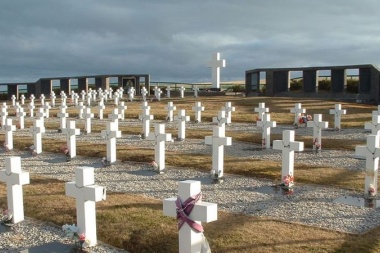 El gobierno británico de Malvinas respaldó la identificación de soldados argentinos
