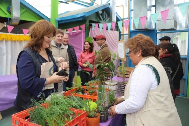 "Huertas Urbanas": Productores lograron récord de ventas en el Paseo Canto del Viento