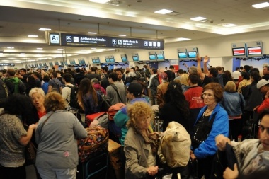 Odisea de un fueguino en Aeroparque: “Me dejaron en la calle con mi hija de diez años”