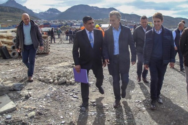 Macri en Ushuaia: Arcando le entregó una carpeta con los reclamos de la Provincia