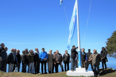 Arcando y veteranos de Malvinas encabezaron el izamiento del pabellón nacional en Isla Redonda