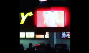 Insólito: Transmiten video condicionado en la pantalla gigante de un local de comidas