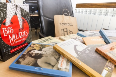Tras pedido de donación, la Editora Cultural Tierra del Fuego entregó libros a la Legislatura