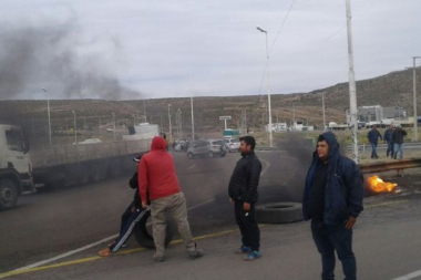 Obreros de la construcción realizan cortes de ruta en Comodoro Rivadavia
