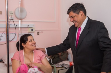 Arcando visitó a Ludmila, la primera fueguina nacida este año