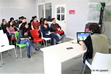 El Espacio para el Desarrollo Laboral y Tecnológico continúa acercando la tecnología a los vecinos