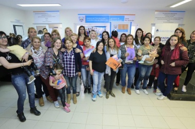 Bertone encabezó entrega de certificados por capacitación en instalaciones sanitarias y de gas